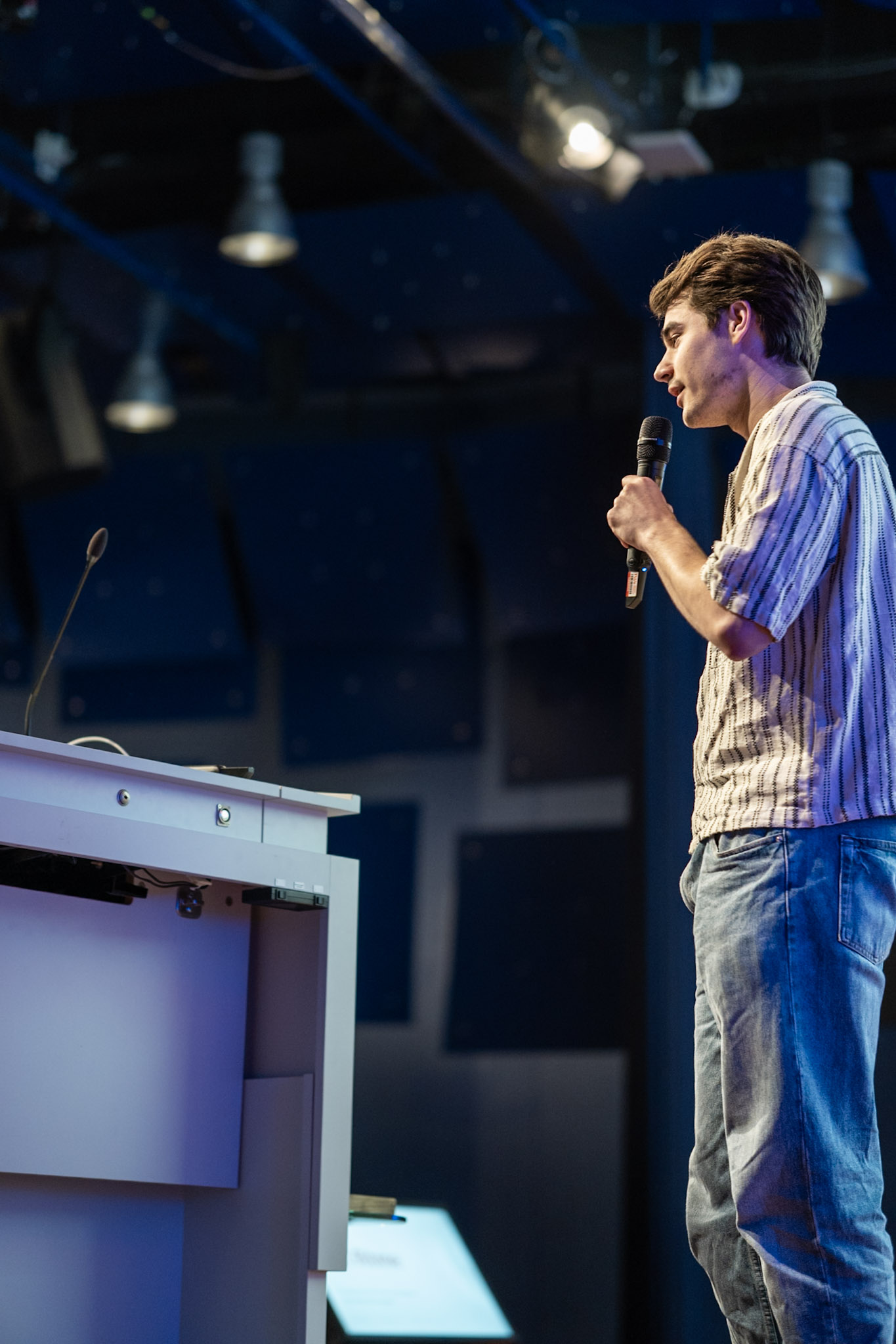 Wout Vissers presenting on stage at the Warm Technology conference